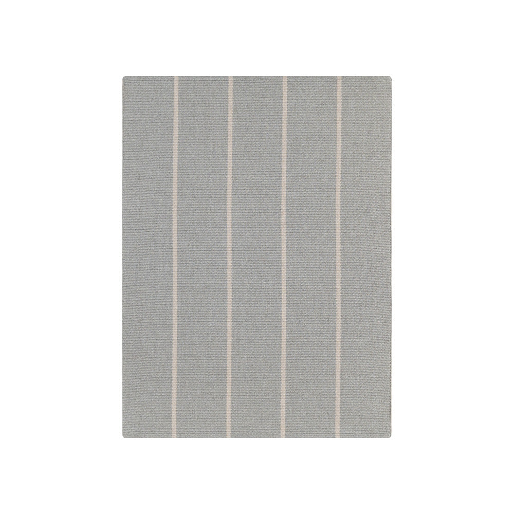 Alfombra Petra Silver Sand de polipropileno sobre fondo blanco
