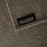 Detalle del tejido y etiqueta de la alfombra Basai Black Earth de polipropileno