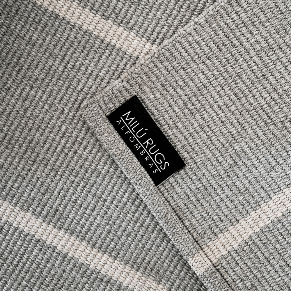 Detalle del tejido y etiqueta de la alfombra de pasillo Petra Silver Sand