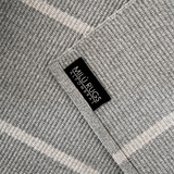 Detalle del tejido y etiqueta de la alfombra de pasillo Petra Silver Sand