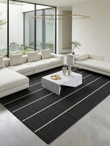 Alfombra Petra Charcoal Sand de polipropileno en living amplio con sofá blanco