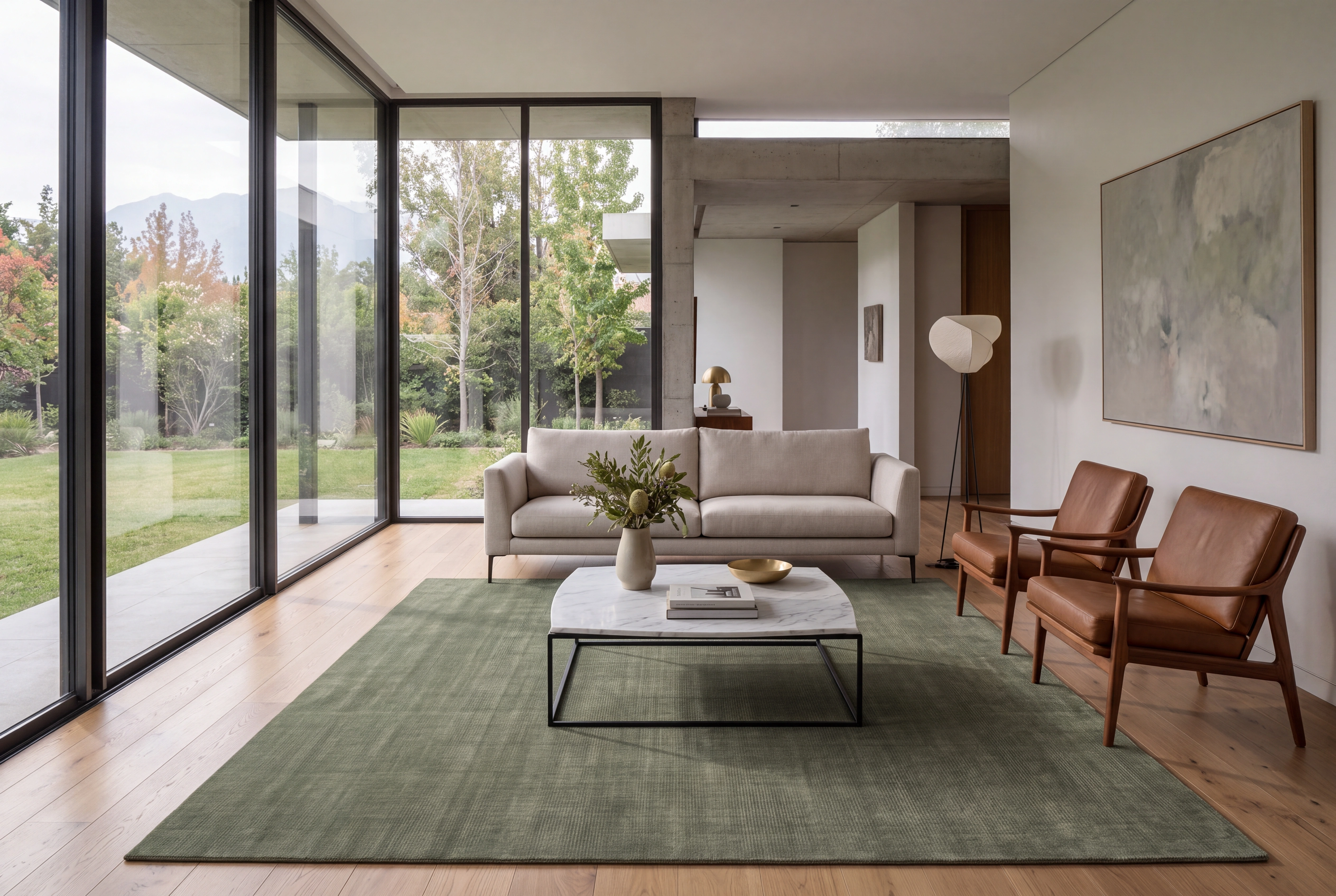 Alfombra Bindu Sage de lana en living con sofá gris y mesa de centro blanca