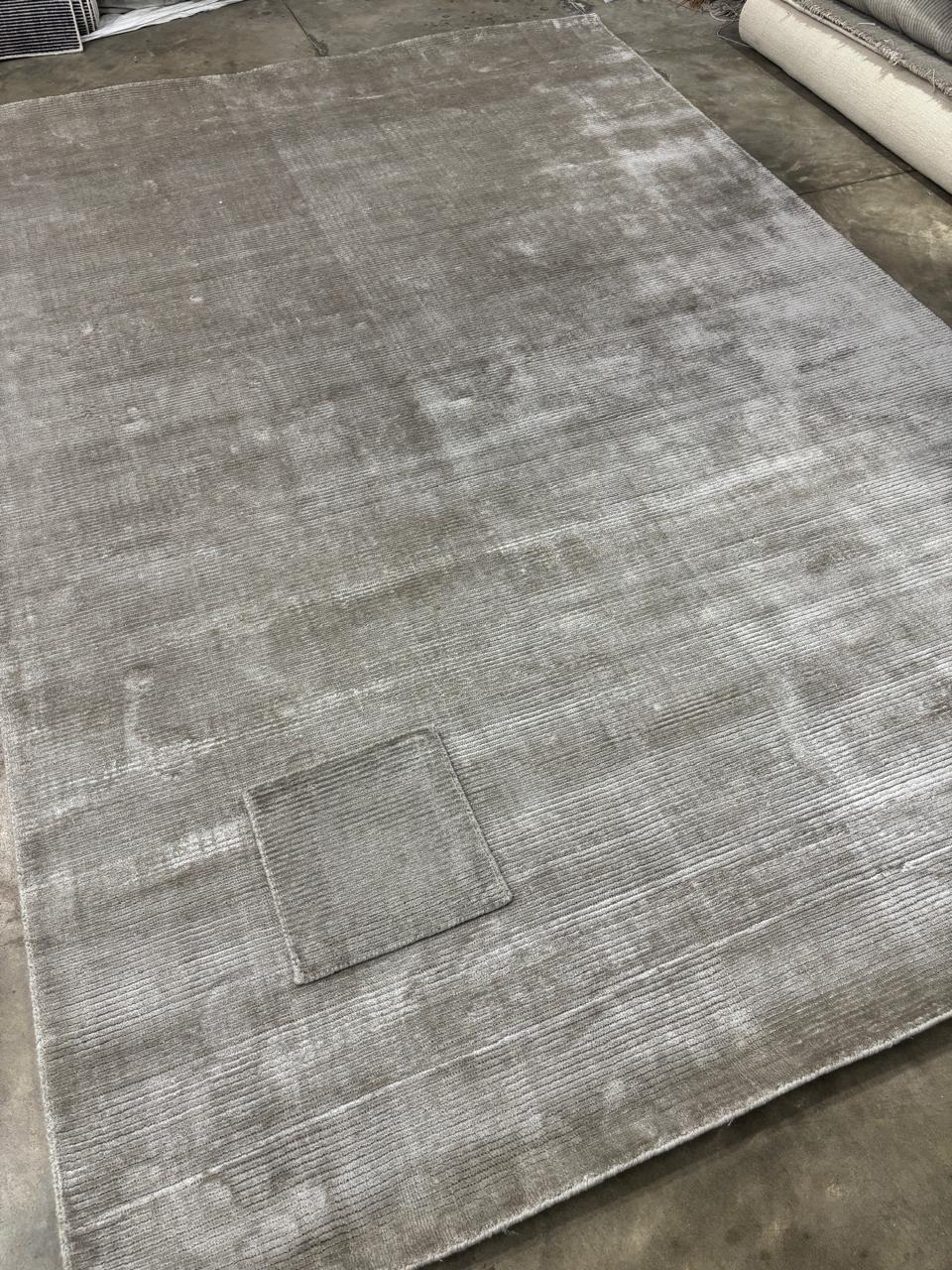 Detalle del tejido de la alfombra Basanti Ivory Silver de Tencel