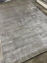 Detalle del tejido de la alfombra Basanti Ivory Silver de Tencel