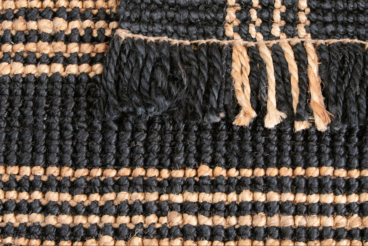 Detalle del tejido de la alfombra Amaya Black de cáñamo