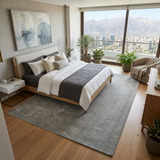 Alfombra Andes Grey de lana en dormitorio con ventanal