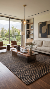 Alfombra Black Hemp de cáñamo en living con ventanales y mesa de centro de madera