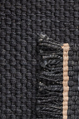 Detalle del tejido de la alfombra Dala Charcoal de cáñamo