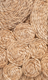Detalle del tejido de la alfombra redonda Dandelion Natural de cáñamo