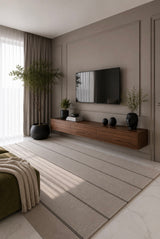Alfombra Navi Silver Black de polipropileno en living con mueble de TV de madera