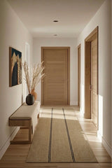 Alfombra de pasillo Navi Taupe Black de polipropileno en pasillo con banca de madera