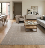 Alfombra Llana Silver Sand de polipropileno en living con mesa de centro de madera