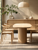 Alfombra Petra Taupe Sand de polipropileno bajo mesa de comedor redonda de madera