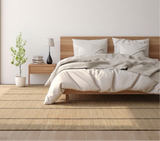 Alfombra Navi Taupe Black de polipropileno en dormitorio bajo la cama