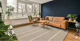 Alfombra Petra Taupe Sand de polipropileno en living con sofá de cuero