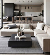 Alfombra Llana Charcoal de polipropileno en living abierto a la cocina