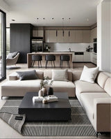 Alfombra Llana Charcoal de polipropileno en living con sofá blanco y cocina al fondo