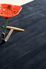 Detalle del tejido de la alfombra Bindu Midnight de lana