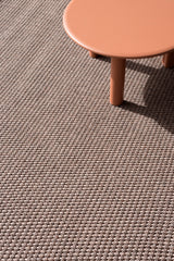Detalle del tejido de la alfombra Tamil Apricot Tan de polipropileno