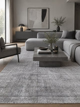 Alfombra Basanti Silver Black de Tencel en living con sofá gris y mesa de centro oscura
