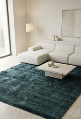 Alfombra Basanti Jade de Tencel en living con sofá blanco