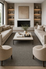 Alfombra Basai Black Earth de polipropileno gris oscuro en living con chimenea