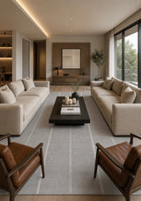 Alfombra Kos Silver de polipropileno en living con sofás blancos y sillones de cuero
