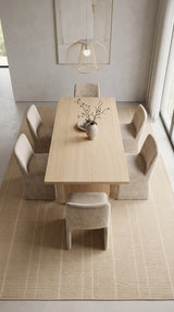 Alfombra Llana Taupe Sand de polipropileno bajo mesa de comedor de madera clara