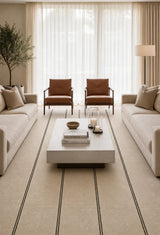 Alfombra Navi Sand Black de polipropileno en living con sofás blancos y mesa de centro blanca