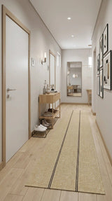 Alfombra de pasillo Navi Taupe Black de polipropileno en pasillo con mueble de entrada