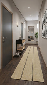 Alfombra de pasillo Navi Taupe Black de polipropileno en pasillo con muro oscuro