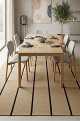 Alfombra Petra Taupe Black de polipropileno, taupe con líneas negras, bajo mesa de comedor de madera