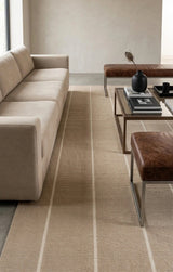 Alfombra Petra Taupe Sand de polipropileno, taupe con líneas claras, en living