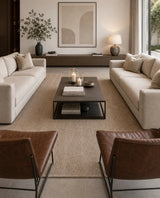 Alfombra Surma Taupe de polipropileno en living con sofás blancos y sillones de cuero