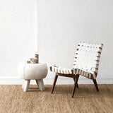 Alfombra Rustic Natural de cáñamo en ambiente con silla de madera y piso claro