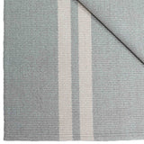 Detalle del tejido de la alfombra Lisa Duo Silver de polipropileno
